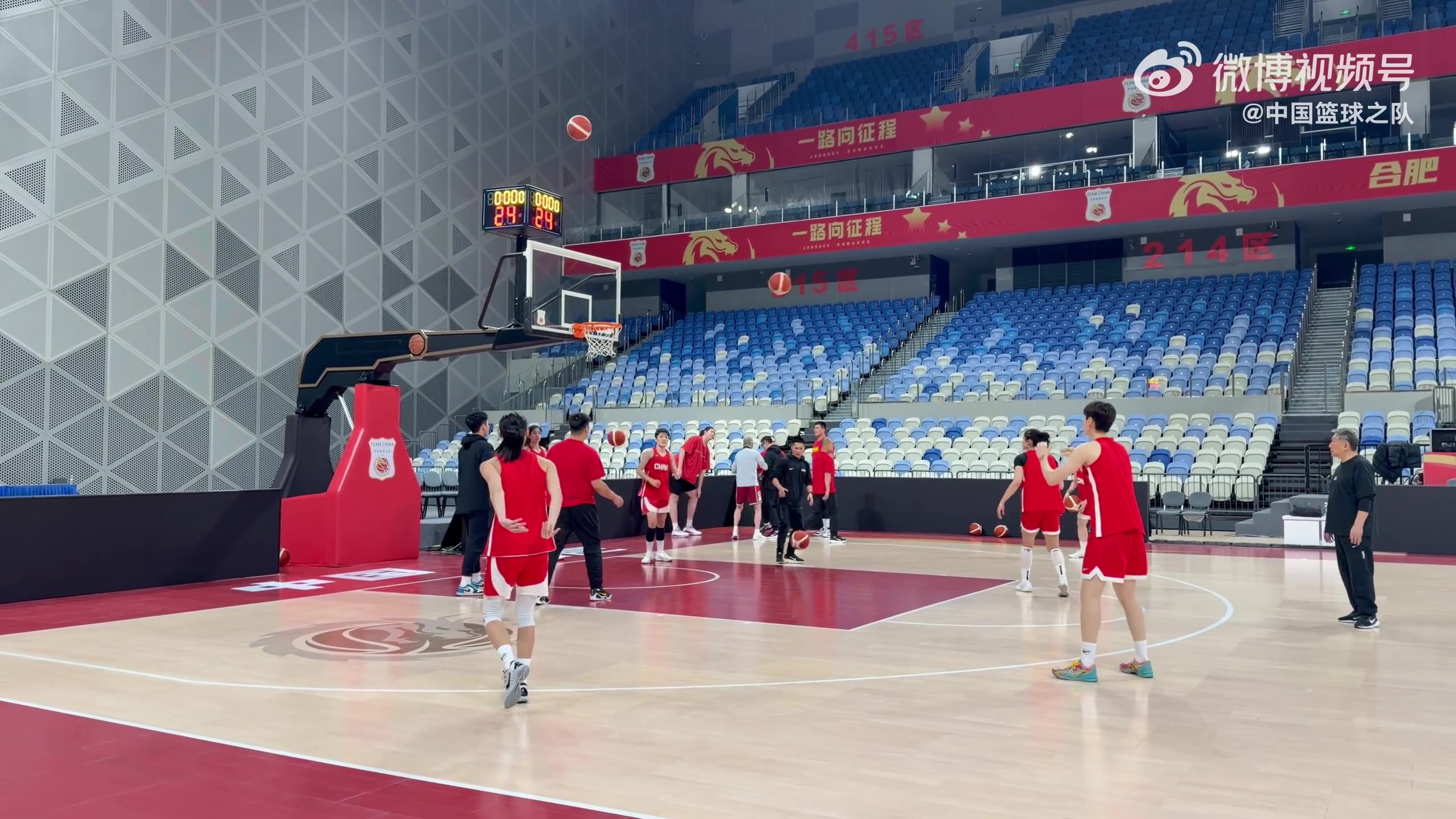 开云平台-中国女篮抵达合肥赛区 短暂休整后前往场馆进行踩场训练