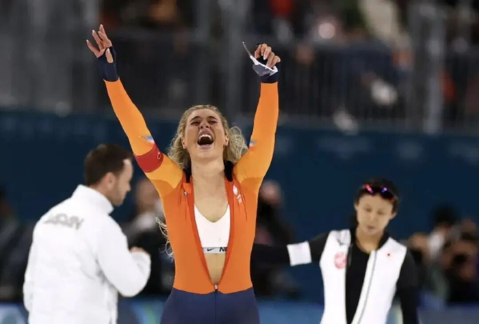 耐克用一件内衣拿下全球热搜，“偷家”式营销赢麻了，FILA懵了|奥运|FILA(斐乐)|米兰冬奥会|nike|官方_新浪体育_新浪新闻