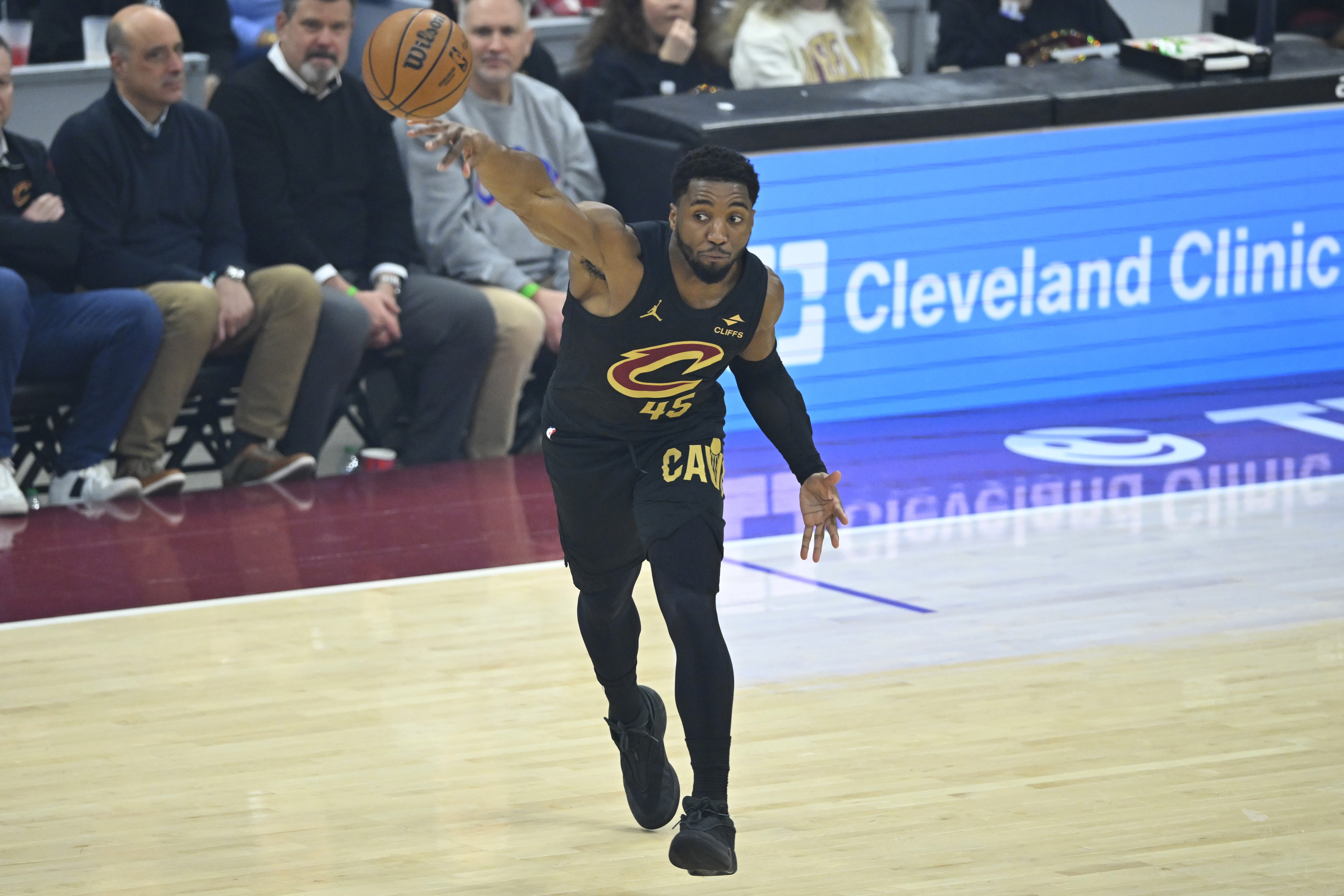 开云体育网站-明日继续缺战活塞！队记：米切尔预计会在对阵绿军的比赛中复出