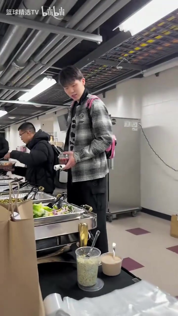 杨瀚森赛后都吃什么？来看看开拓者&amp;湖人&amp;掘金三队的赛后餐